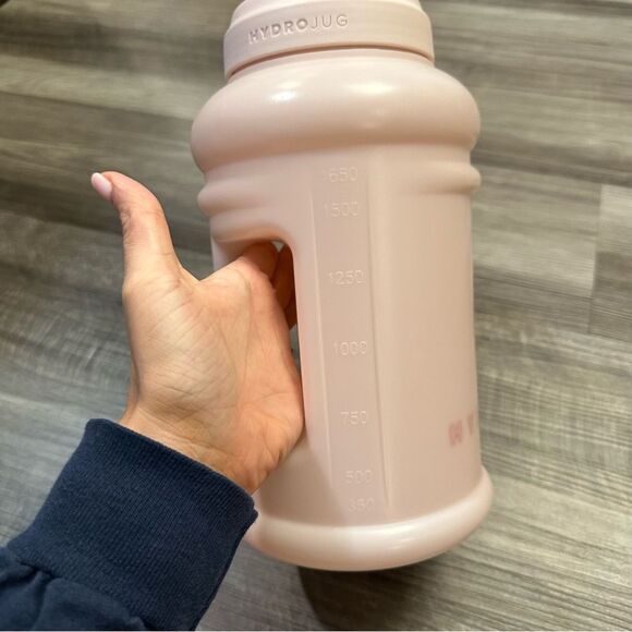 HydroJug pink sand bottle & Wild Ones Pro Water Bottle Sleeve - Snow Leopard - Picture 12 of 13